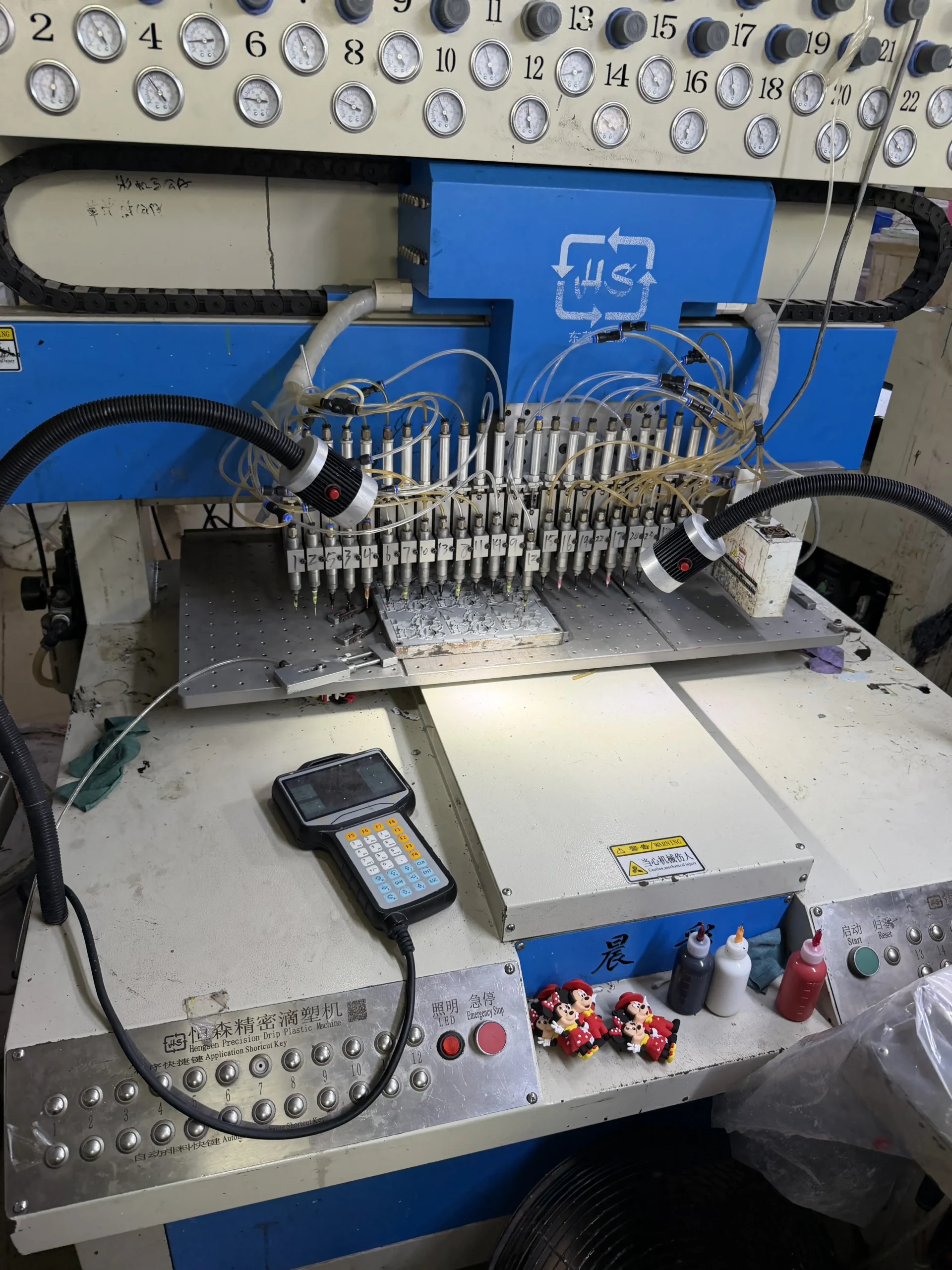 PVC drip molding machine making custom soft PVC figures